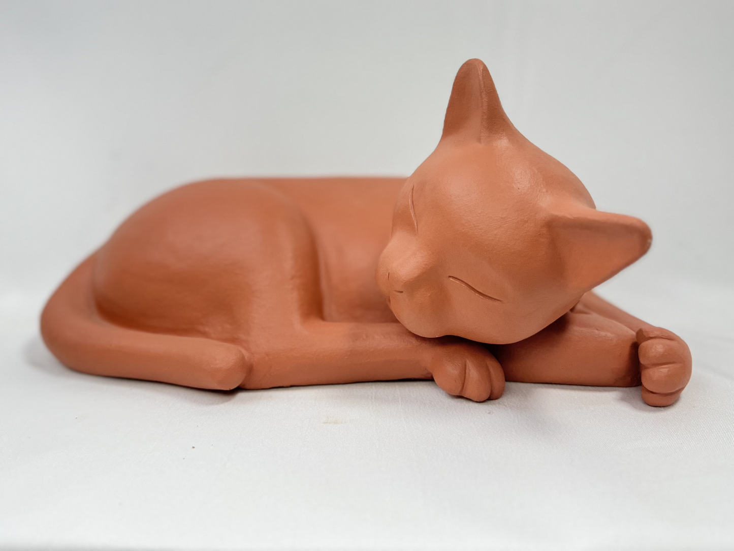 Escultura de felino de gran tamaño