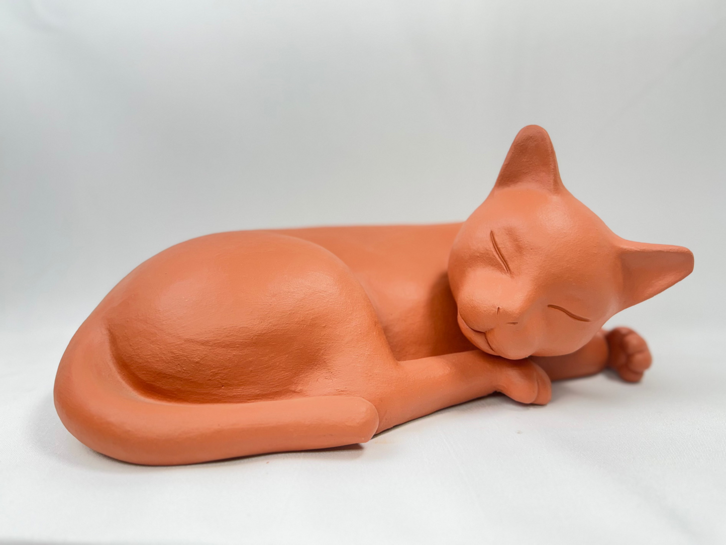 Escultura de felino de gran tamaño