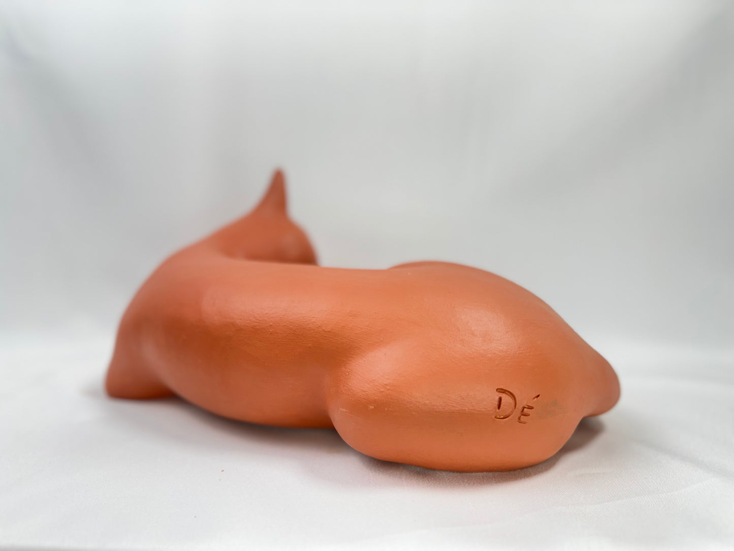 Escultura de felino de gran tamaño