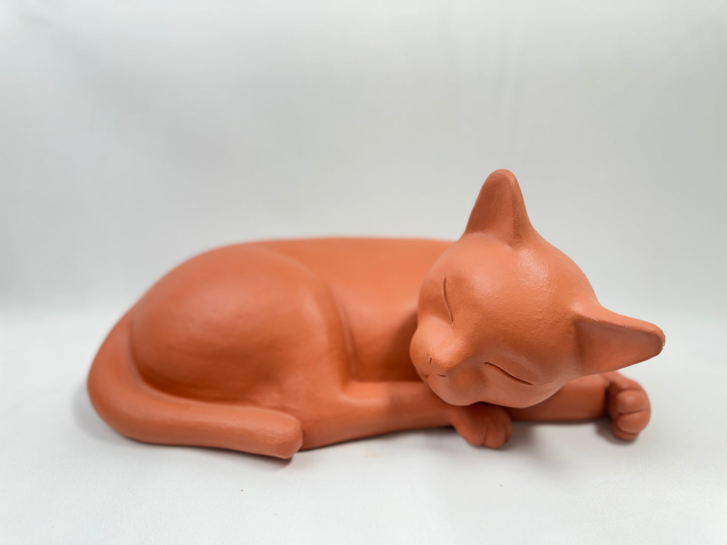 Escultura de felino de gran tamaño