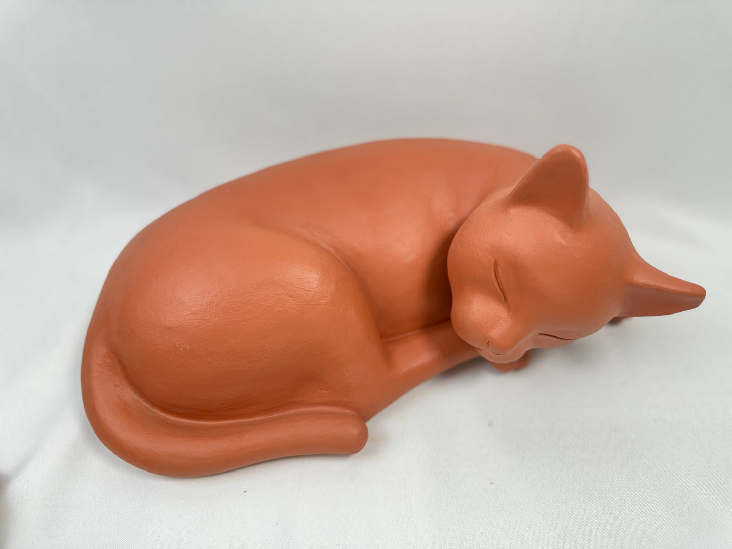 Escultura de felino de gran tamaño