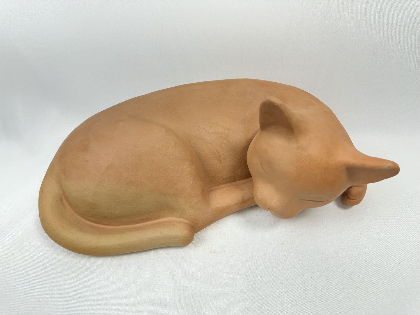 Escultura de felino de gran tamaño