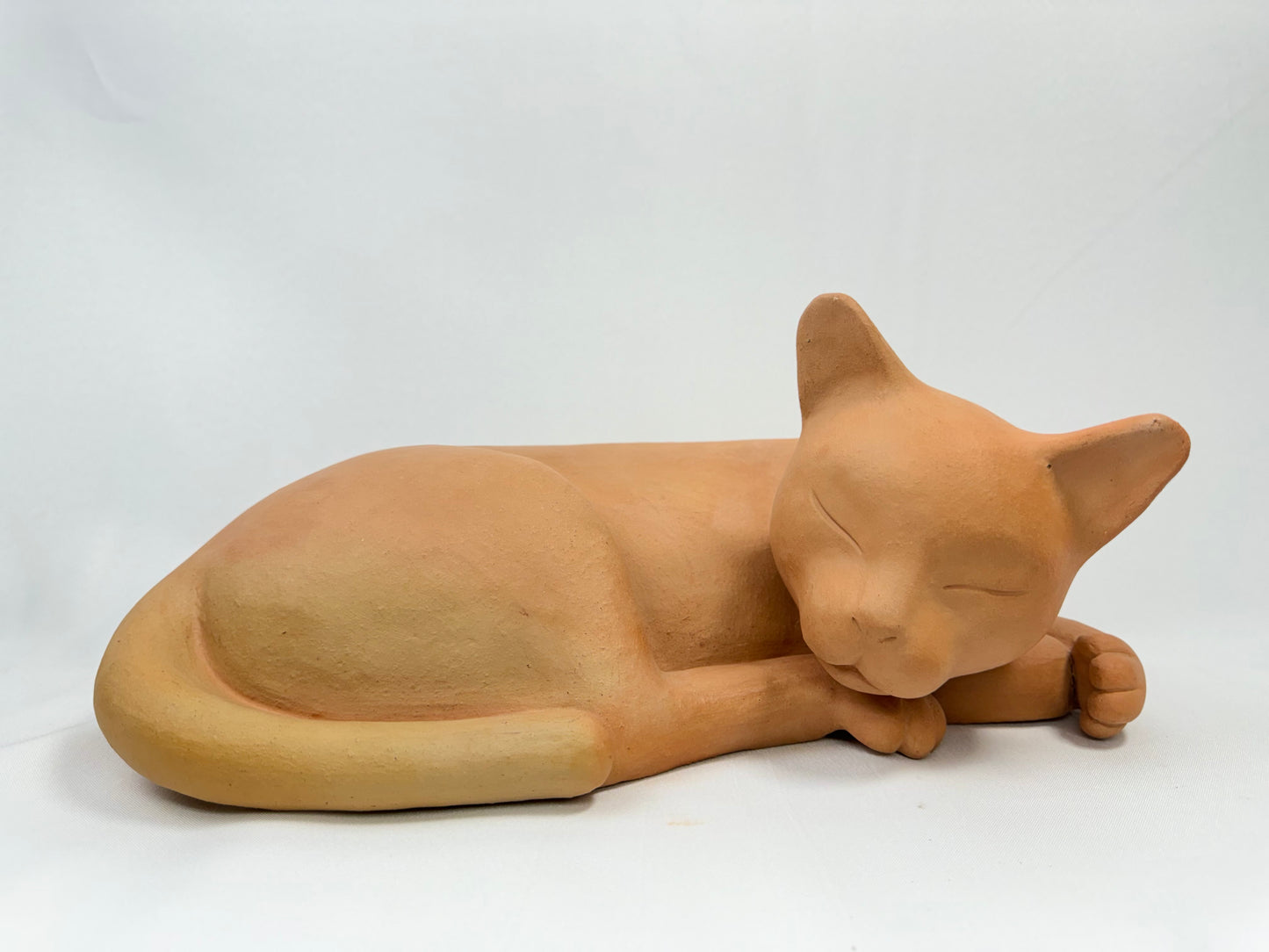 Escultura de felino de gran tamaño