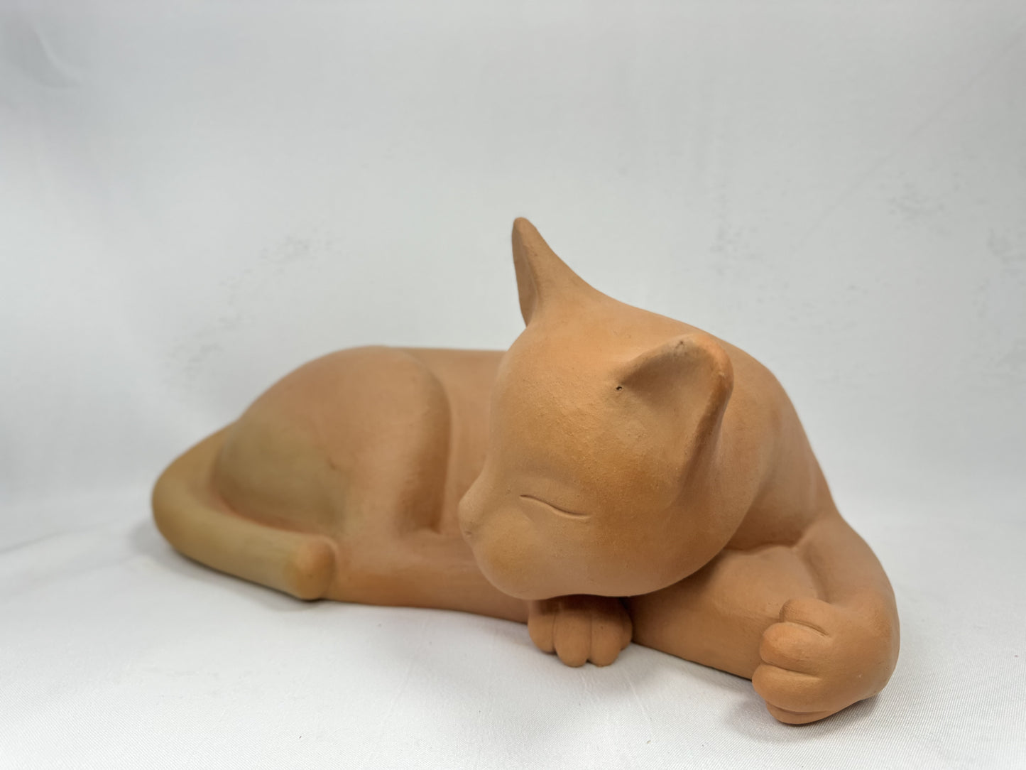 Escultura de felino de gran tamaño