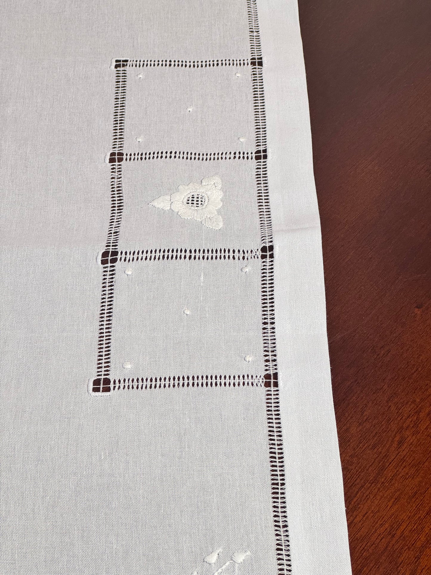 Camino de mesa Passira rectangular de lino y bordado blanco de 2,15 m