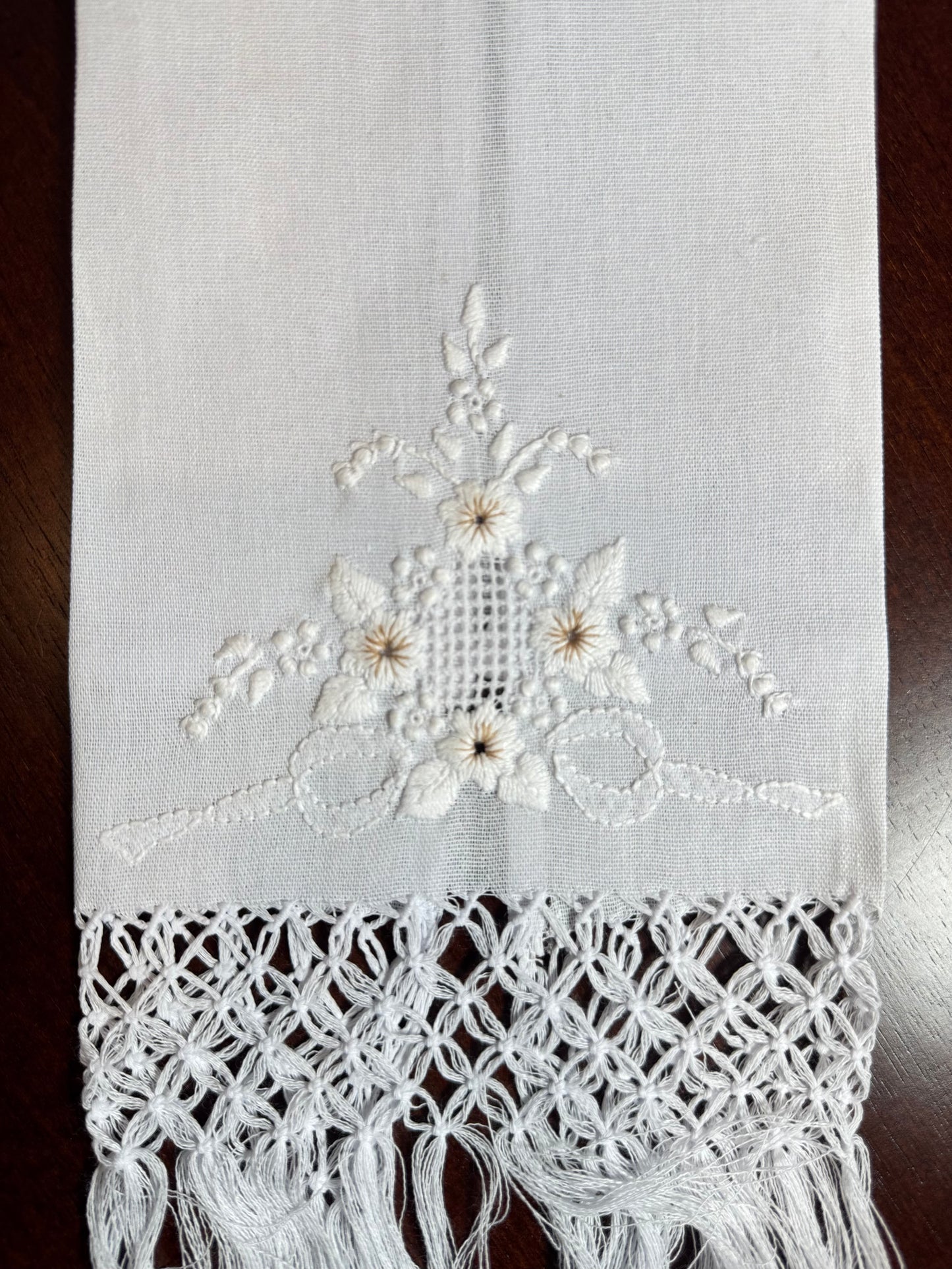 Toalha de Lavabo Passira com Macramê Bordado Branco