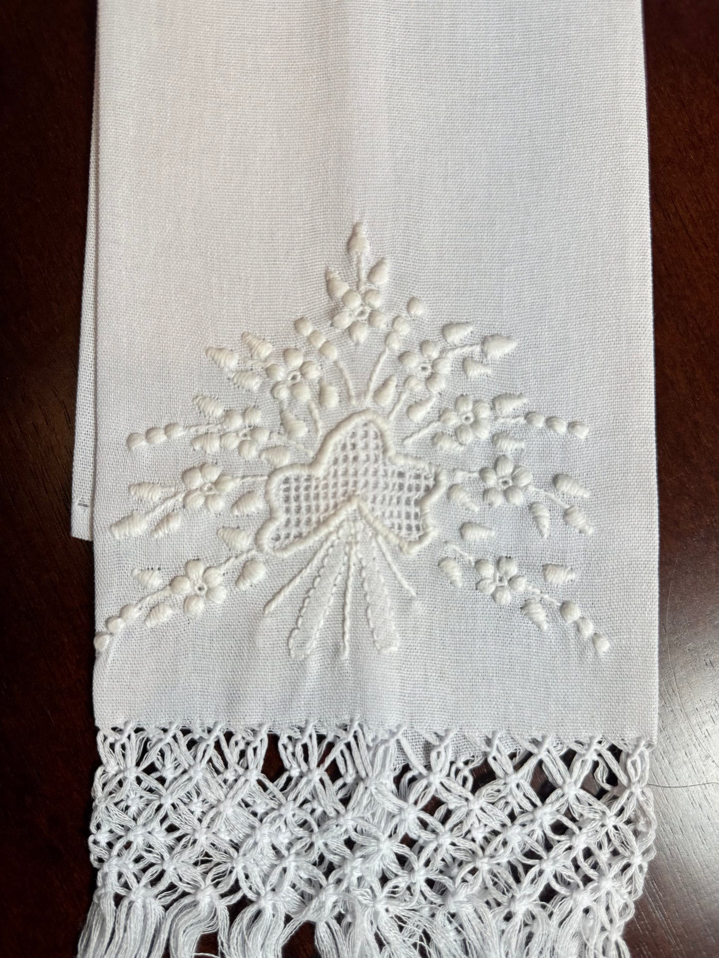 Toalha de Lavabo Passira com Macramê Bordado Branco