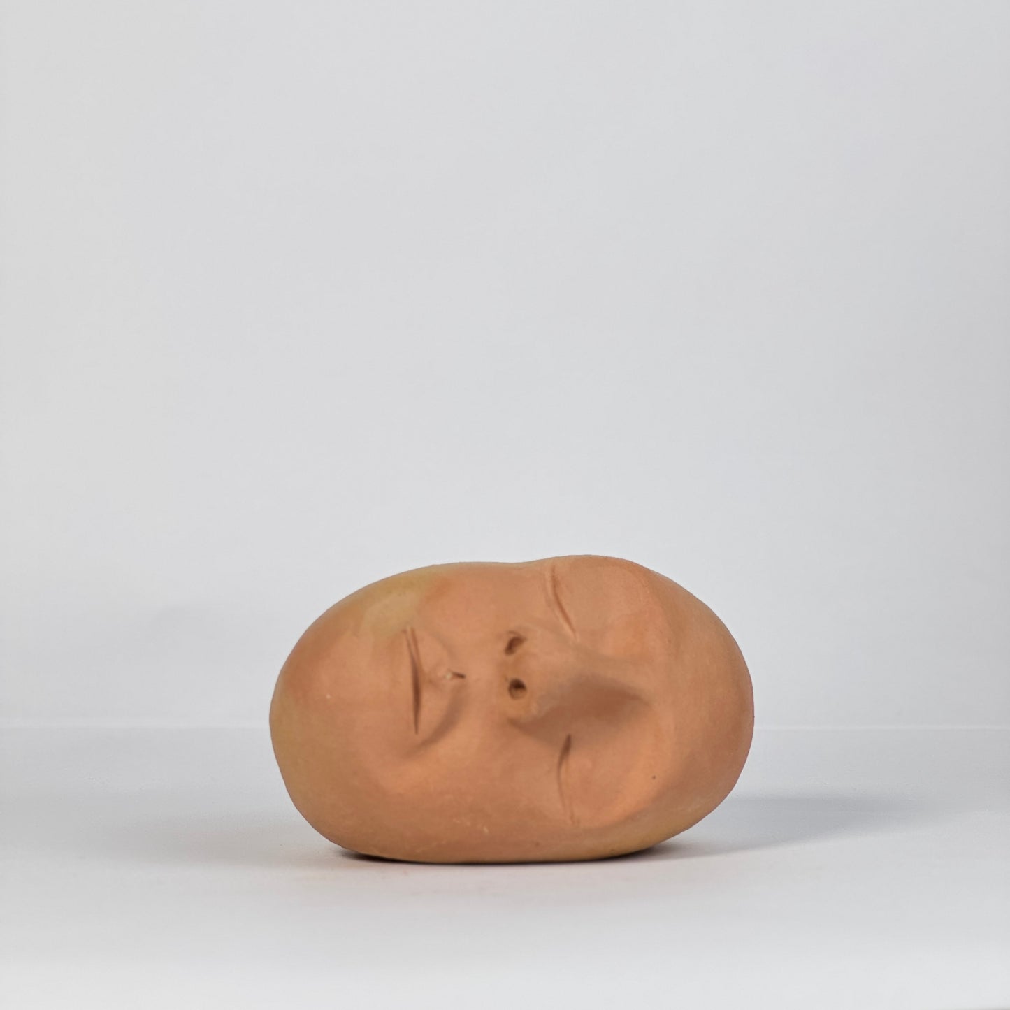 Jarrón con cara acostada