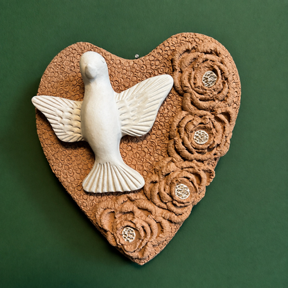 Coração Divino Espírito Santo com Flores e Textura Incisa