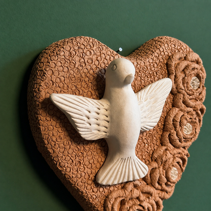 Coração Divino Espírito Santo com Flores e Textura Incisa