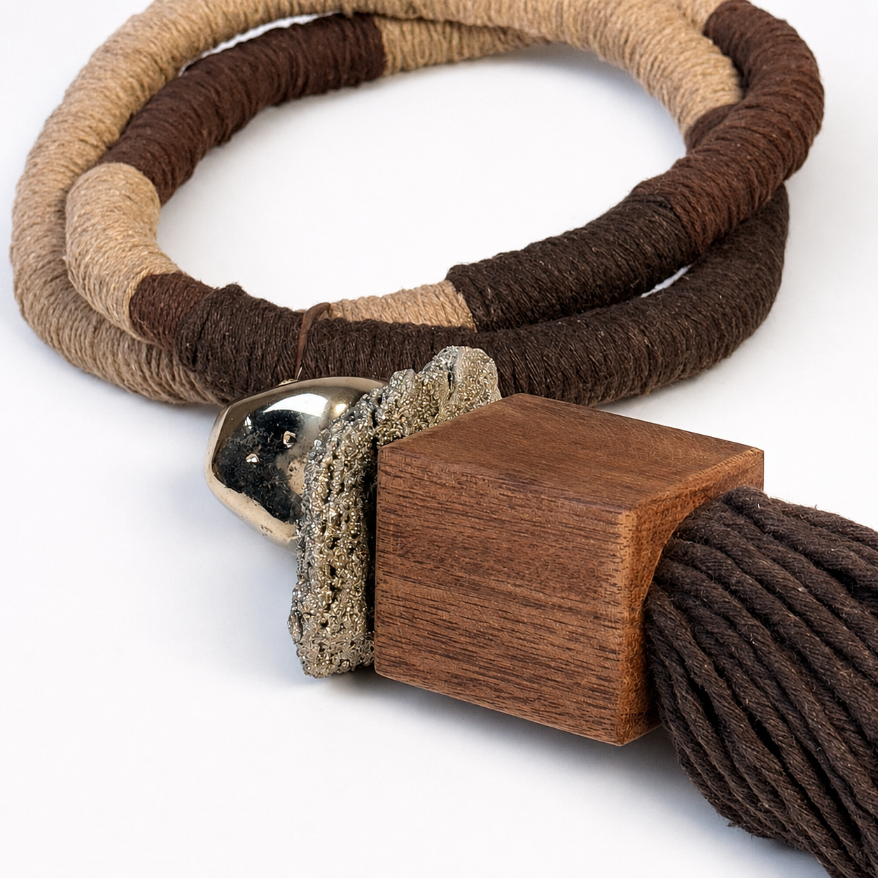 Colar Decorativo - Fiber Emballage, Pirita e Madeira | 63 cm