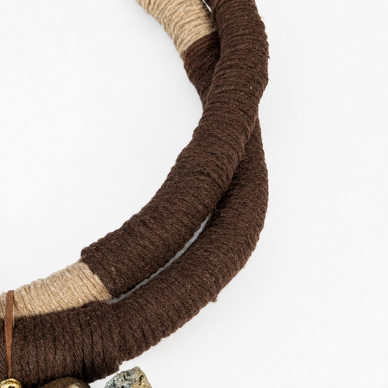 Colar Decorativo - Fiber Emballage, Pirita e Madeira | 63 cm