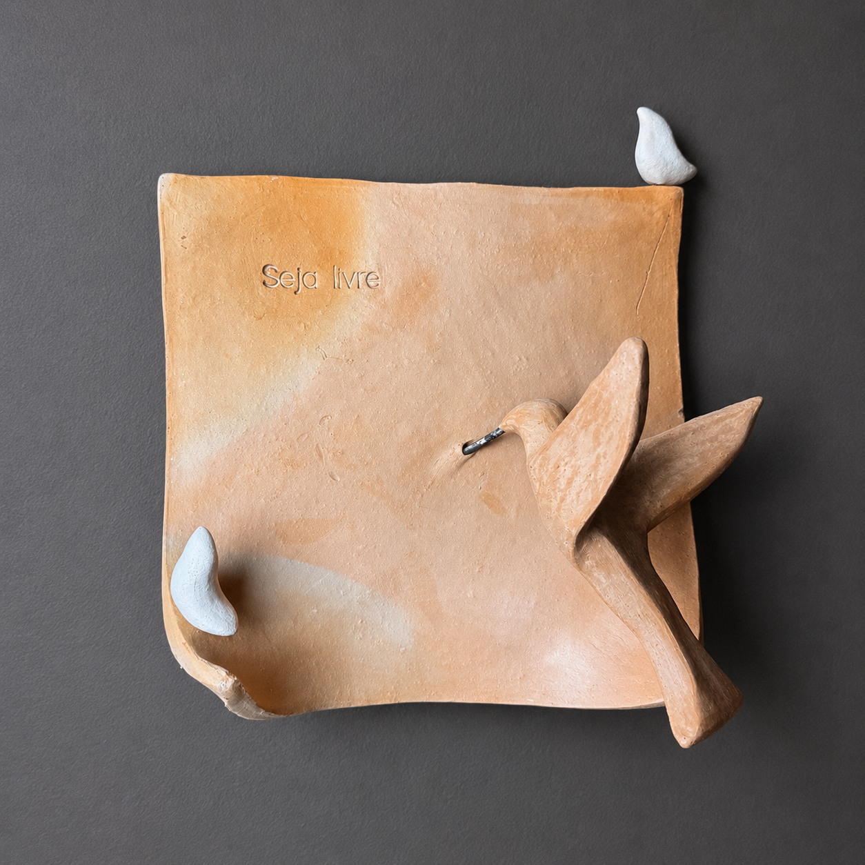 Escultura de Parede SEJA LIVRE com Pássaros e Beija-flor