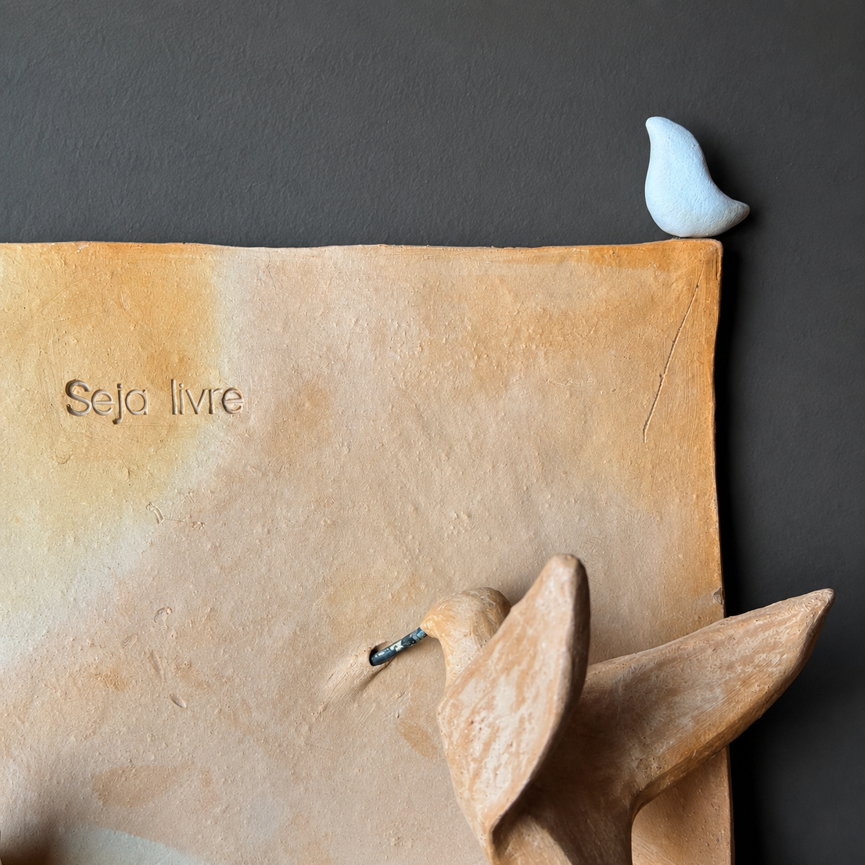 Escultura de Parede SEJA LIVRE com Pássaros e Beija-flor