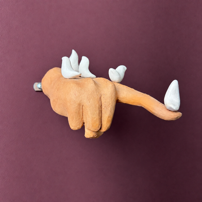 Escultura Mão de Deus com Pássaros em Cerâmica