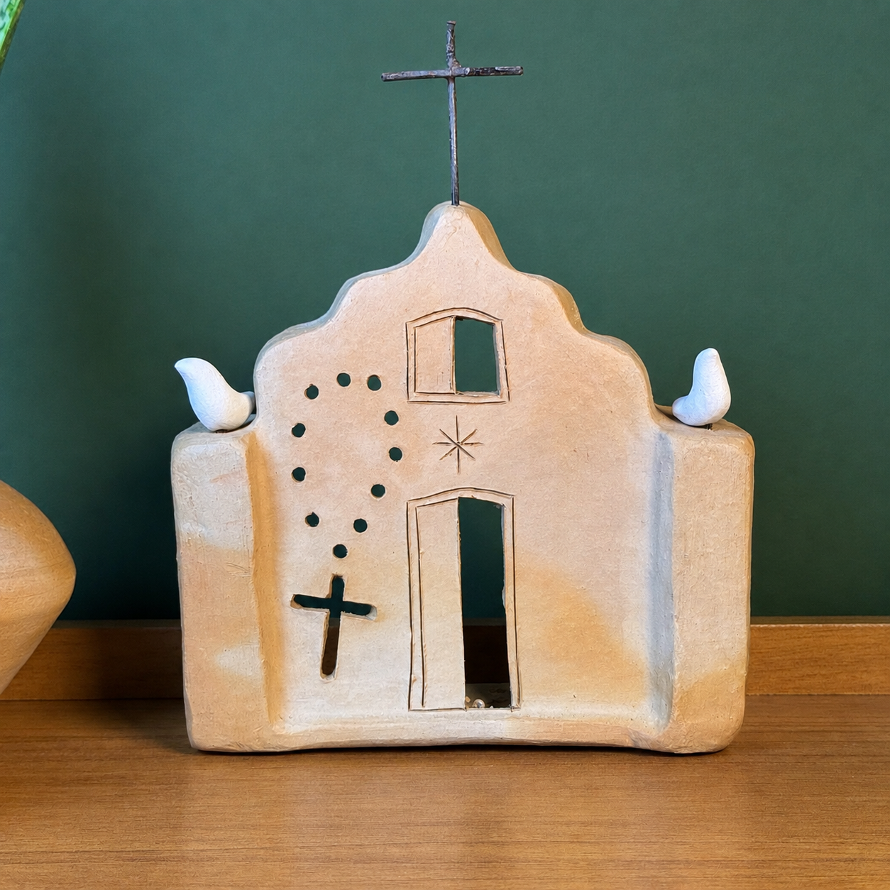 Escultura Igreja em Cerâmica com Pássaros e Porta-Vela