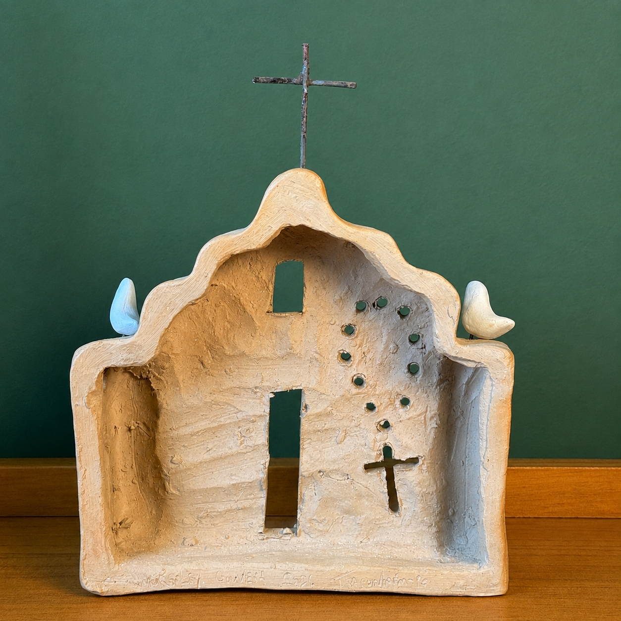 Escultura Igreja em Cerâmica com Pássaros e Porta-Vela