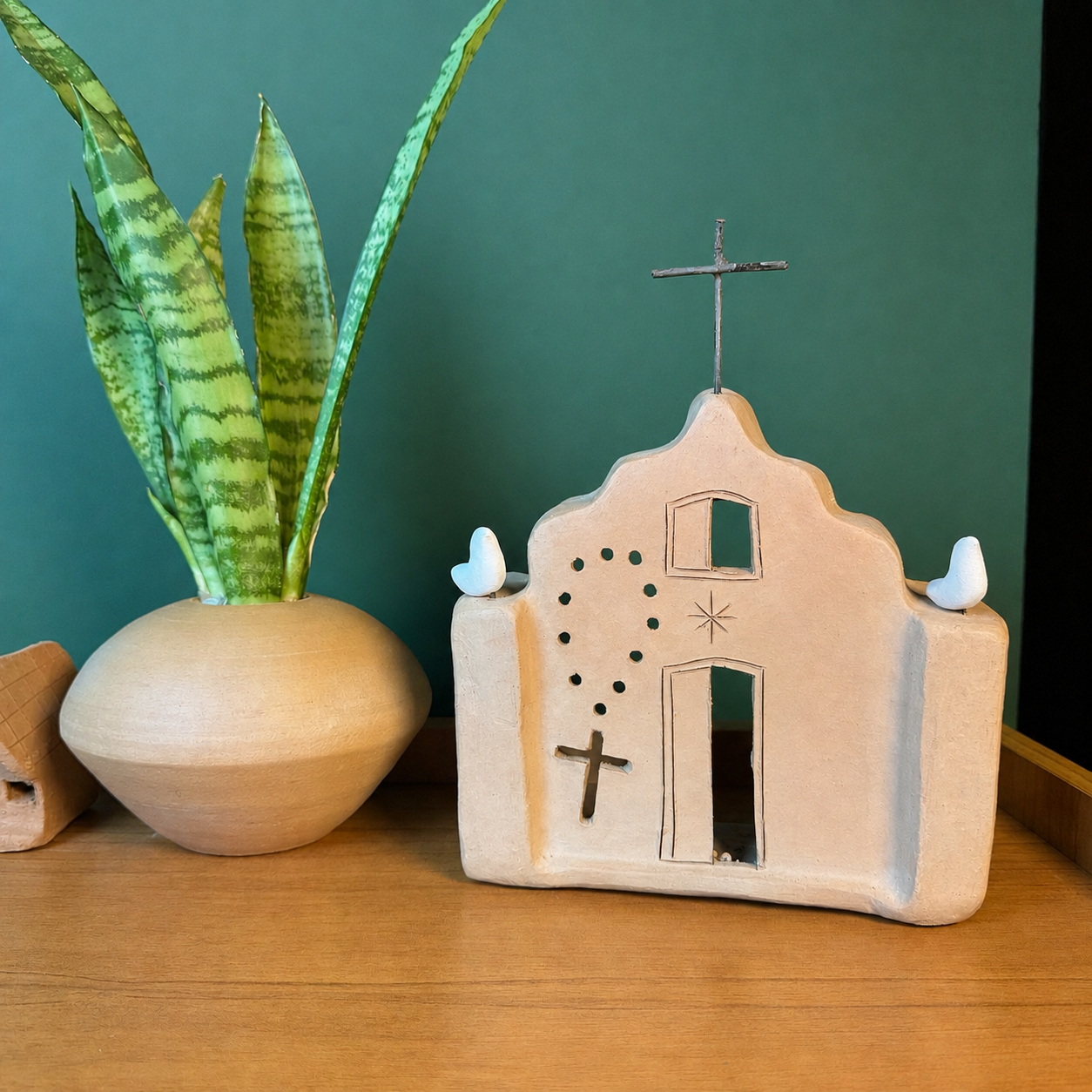Escultura Igreja em Cerâmica com Pássaros e Porta-Vela