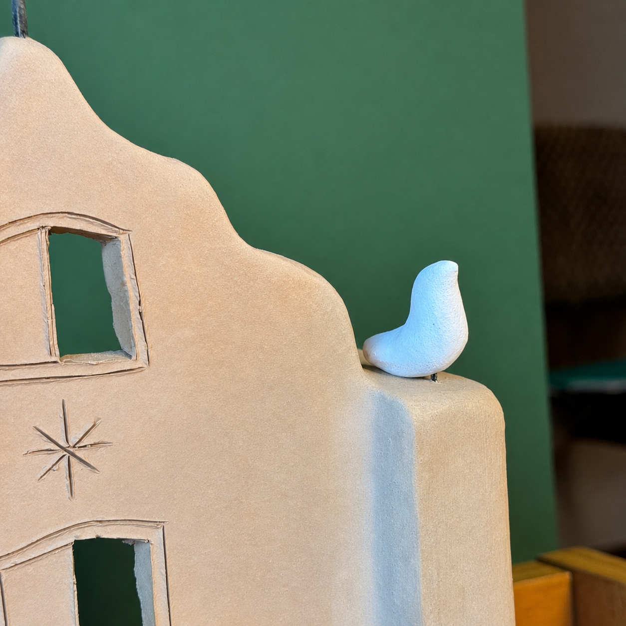 Escultura Igreja em Cerâmica com Pássaros e Porta-Vela