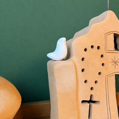 Escultura Igreja em Cerâmica com Pássaros e Porta-Vela