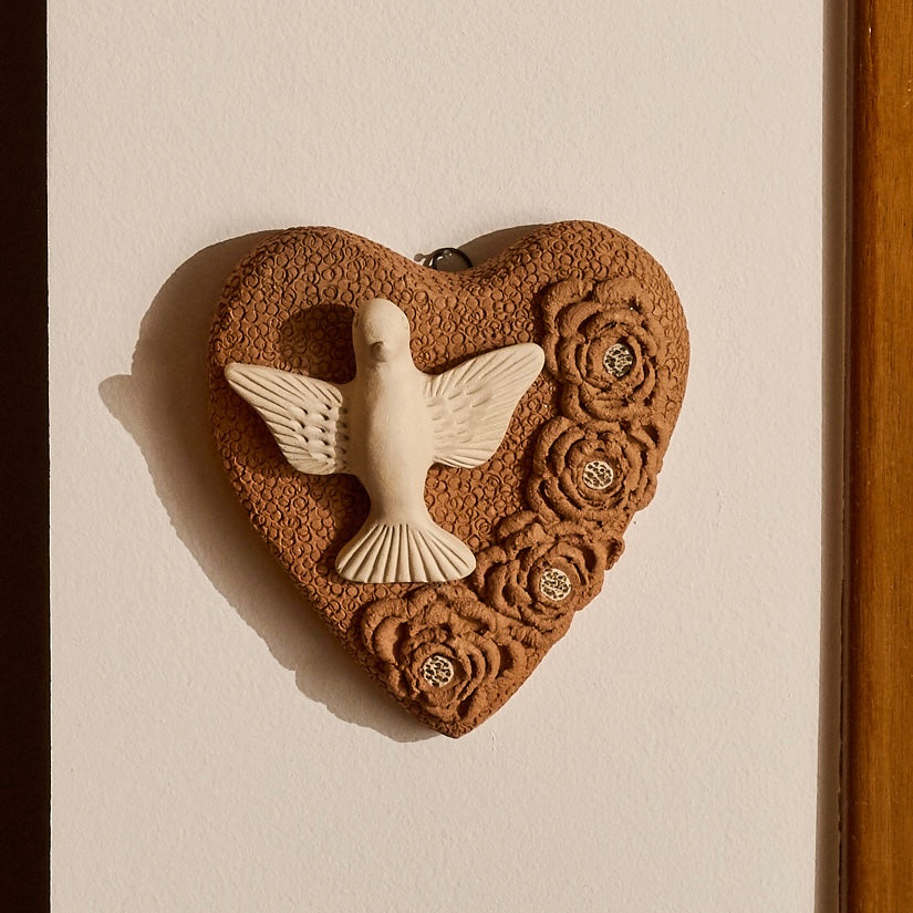 Coração Divino Espírito Santo com Flores e Textura Incisa