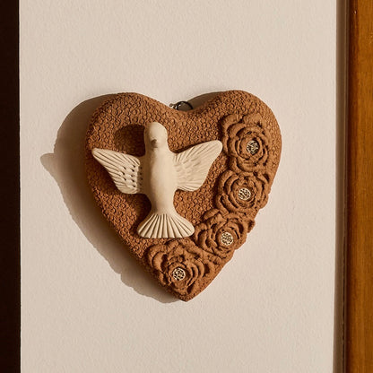 Coração Divino Espírito Santo com Flores e Textura Incisa