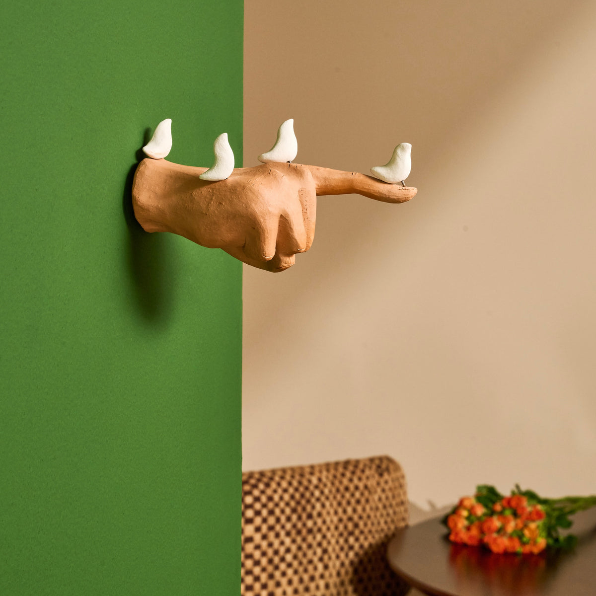 Escultura Mão de Deus com Pássaros em Cerâmica